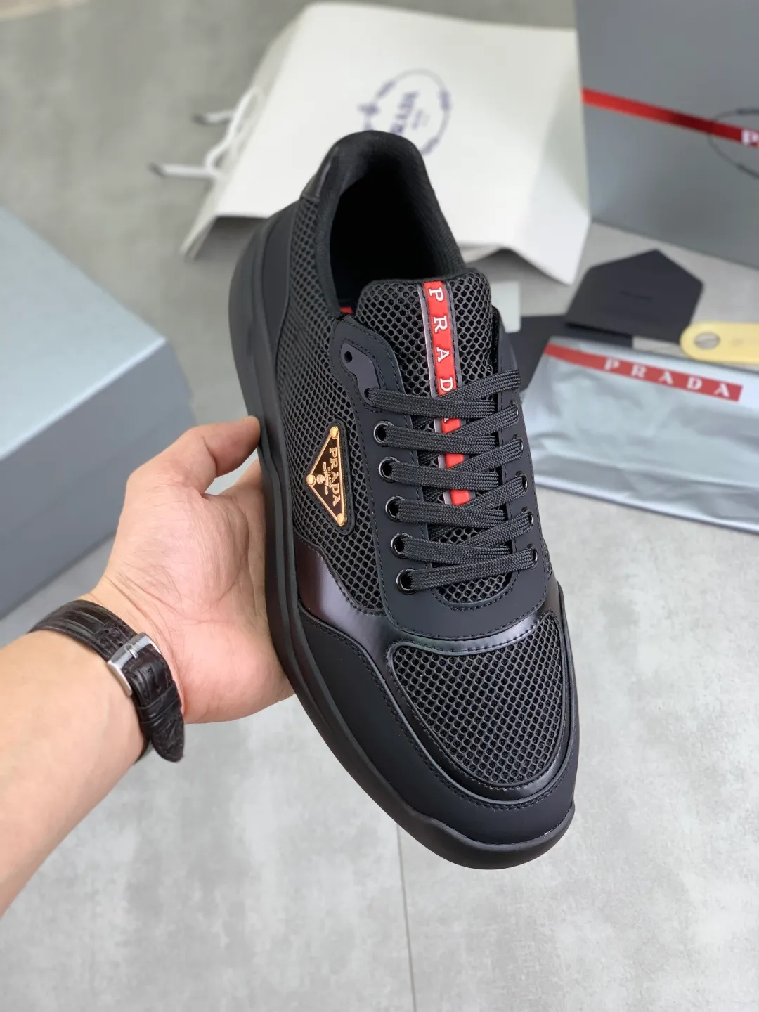 Men's shoes 💰P600💰 [New style] popular models are on the official website, 🆘 Trendy brand (Prada) mainly promotes popular models, avant-garde and versatile fashion men's shoes private version mold opening, cowhide surface splicing 1:1.. Fashionable and simple, original imported cowhide lining cowhide feet; the atmosphere and personality are more fashionable, eye-catching and pursuing class. It will subvert old ideas and be a must-have for fashion trendsetters with you! Must keep it for yourself! Tall and comfortable, large and low, high-end quality workmanship. Size: 38-45 3️⃣colors available.